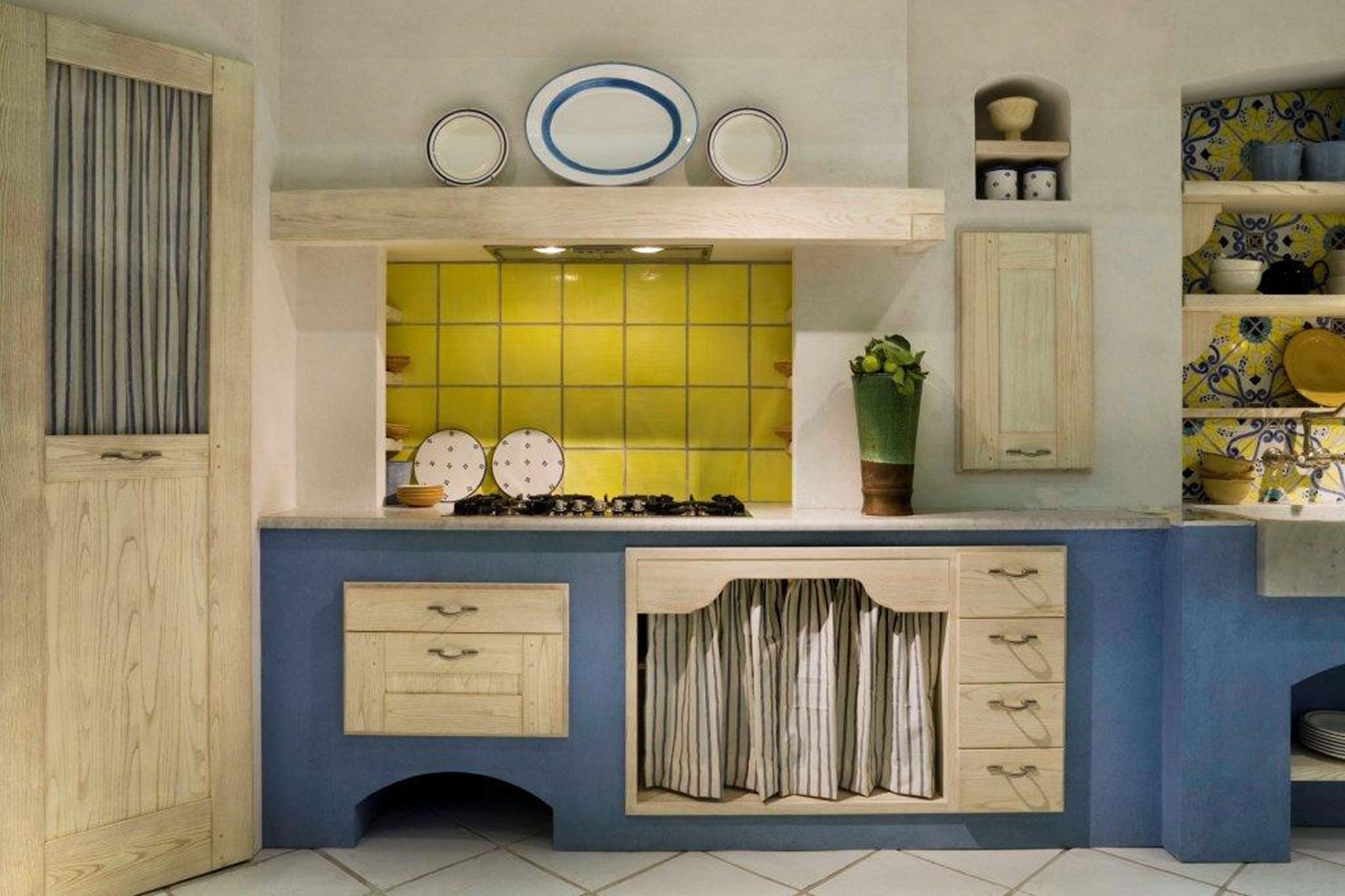 Cucine bianche country chic in muratura cucine in legno massello ... Cucine rustiche toscana